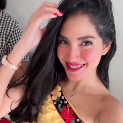 Estudiante de Licenciatura en Derecho en la UJAT, hija, hermana, amiga, apasionada y defensora de los Derechos Humanos. En mi actuar SIEMPRE CENTRO