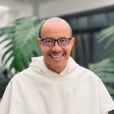 Sacerdote católico, de la Orden de Predicadores (Dominicos), colombiano, predicador; siempre discípulo, por tiempos profesor y siempre que se puede, misionero.