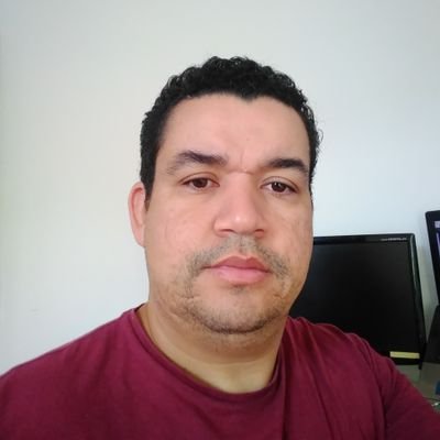 Eu sonho mais alto que drones
Combustível do meu tipo? A fome
Pra arregaçar como um ciclone (entendeu?)
Pra que amanhã não seja só um ontem com um novo nome