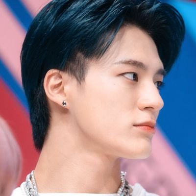 𝗥𝗣 ╱ 2OOO — Surveillance of bewitch suited him, peculiarly his deep eyes still lurked a dangerous lure and prime masculine confidence, 𝗟𝗲𝗲 𝗝𝗲