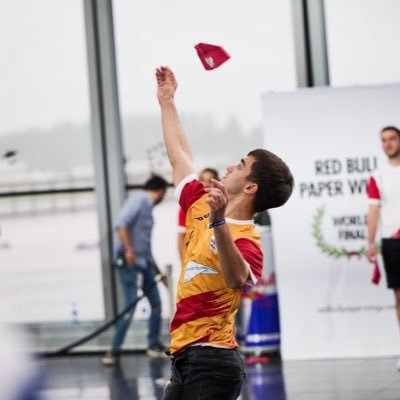 No preguntéis cómo pero soy campeón de España de aviones de papel #redbullpaperwing se viene la 33