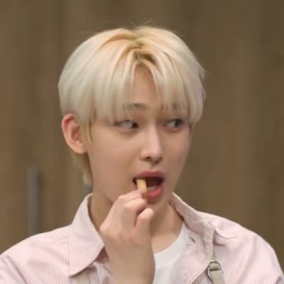 ♡ ʜᴇʀᴇ, ᴡᴇ ʟᴏᴠᴇ ᴍɪɴᴛᴄʜᴏᴄᴏ ᴀɴᴅ ᴛᴛᴇᴏᴋʙᴏᴋᴋɪ ♡ ( and watching Sunoo eating )