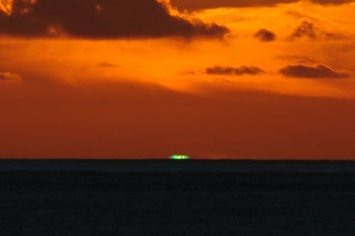 趣味で写真を撮っています。　おもに三宅島の夕日・星空。  2010/8/3・4に撮影してからは、グリーンフラッシュを狙い続けています。何でも撮ります…　Nikon D70 D90 D7000 D7200 Z50 D800 Z6ⅱ