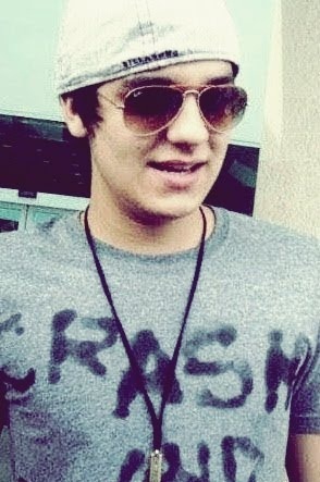 Ainda que todas as luzes se apaguem,eu sempre verei o brilho se você estiver aqui Luan Rafael Domingos Santana @LuanSantana since 14/07/10