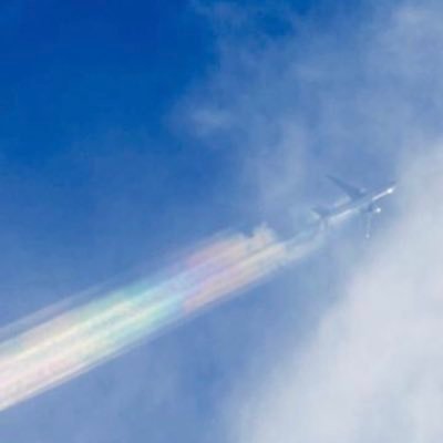 空と飛行機に憧れて、地べたから空ばかり見上げています。動くものとお花と不思議なおはなしが大好きな 呟き発展途上人です。
