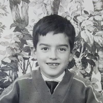 Adoctrinat en escola franquista i per tant sóc independentista, republicà i antifeixista.
De jove, rugbi.
De jubilat, novel·la negra i golf.
I sempre, Barça.