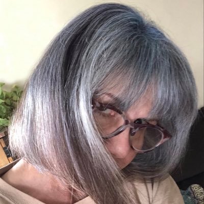 I’m an Artist and Designer who paints wildlife, pets and a variety of other subjects. Commercial art includes handbag, jewelry and textile design.