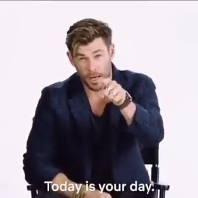 Chris Hemsworth wishing you a good day. 😁