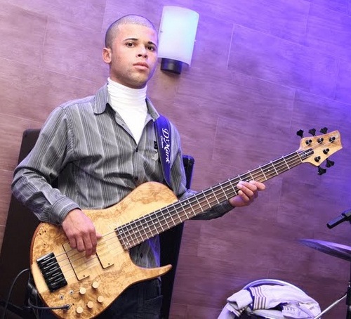 Musico, Contrabaixista, Adorador, Levita do Senhor!! Contato: denisrobertodasilva1@hotmail.com ou pelo (48)84318979 (48) 32855284