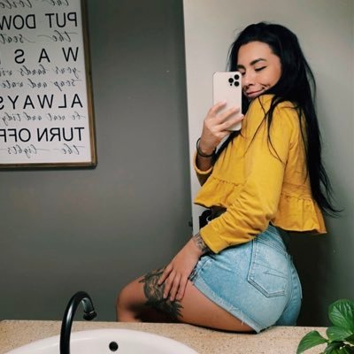 ivetttta's profile picture. 𝘩𝘰𝘯𝘦𝘺 𝘺𝘰𝘶𝘳 𝘴𝘰𝘶𝘭 𝘪𝘴 𝘨𝘰𝘭𝘥𝘦𝘯