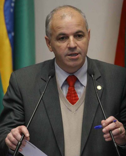 Policial militar, atualmente estou deputado estadual e ex-presidente da Aprasc
