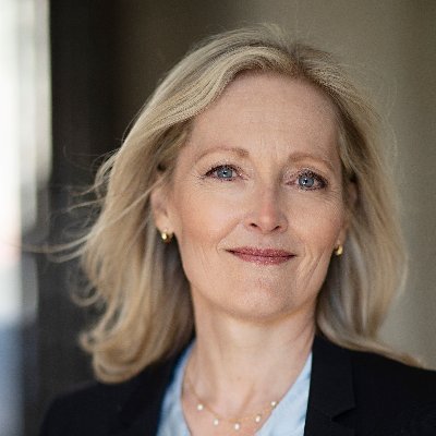 HelleFabiansen's profile picture. Adm. direktør i Kosmetik- og hygiejnebranchen. "Så ringer Helle ind. Hun er direktør i brancheforeningen for kosmetik og hygiejne" DR P3