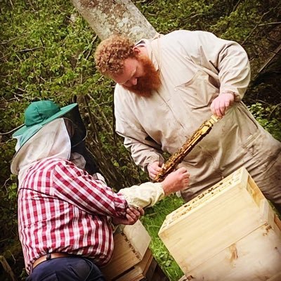 Welsh Beekeeper living the dream 🏴󠁧󠁢󠁷󠁬󠁳󠁿🐝