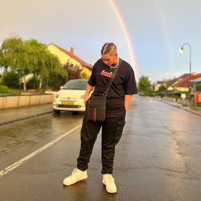 bazaaacatota's profile picture. sapatona mesmo🏳️‍🌈