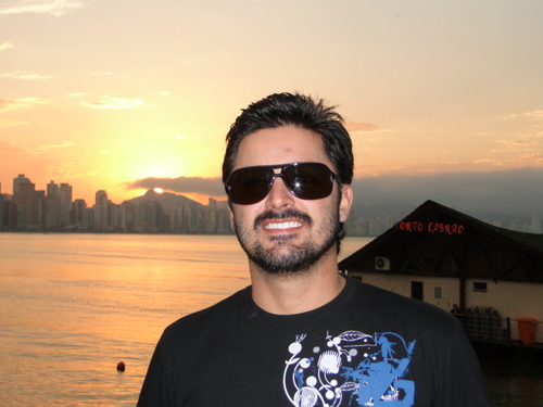 Sou um homem que aprendeu que medo é o maior limitador que há, descobri que dando passos curtos, firmes, com fé inabalável em si mesmo e no universo tudo pode!