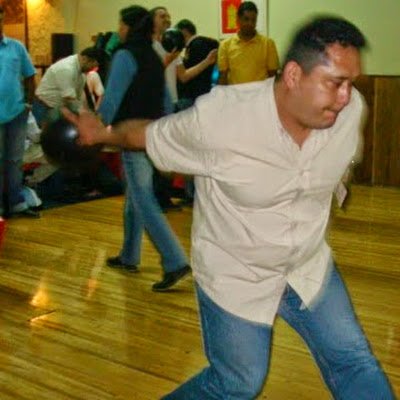 Extrovertido y bailarín