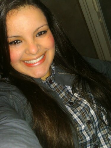 uma menina alegre que gosta de curtir a vida sempre com sorriso...