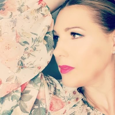 Twitter oficial de Coral Segovia 

Instagram: coralsegoviaoficial