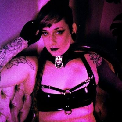 I am a two-tongued, transgender demoness. Welcome to my lair
🗡🖤🗡