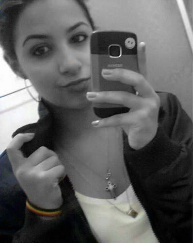 15anos,1º colegial , Baxinha , lokinha , extressada , filmes , musica , cinema , shopping , chocolate , sorvete , sol . Follow me , sou bem legal ;)