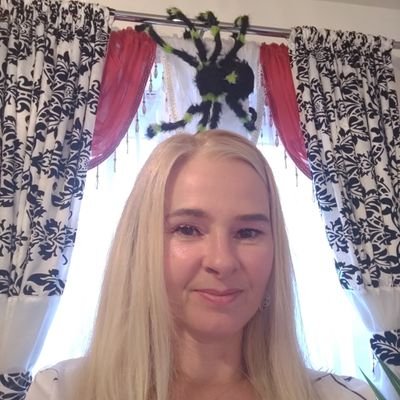 Joy Kavanagh/Author/ is writing.✍️📚🎁さんのプロフィール画像