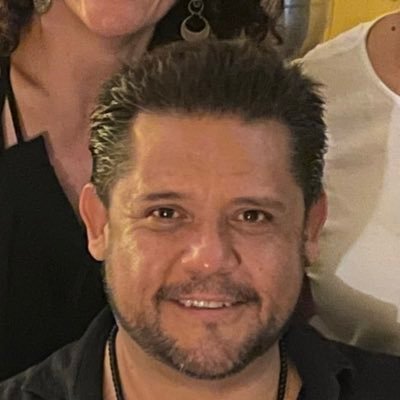 Papá, empresario y ciudadano comprometido con Quintana Roo.estudiante de derecho .