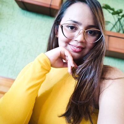 Venezolana.
Médico cirujano.
Academia de canto Rafael Vegas.