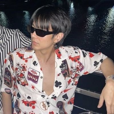 khxndump's profile picture. let the survival of the fittest commence.