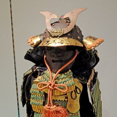 室町幕府管領・細川一族子孫です。
鷹司家、
西園寺家、細川家、沼田家、
伊勢家、前田家、明智家、福島家、
大谷家等の系譜で、明治天皇の外戚。
上原氏は、神別氏族で、健御名方神の現人神。
庶流の丹波上原氏(清和源氏平賀流)
は、細川京兆家の歴代の家老。室町幕府奉公衆として、朝倉義景や黒田官兵衛、黒田長政、前田利常の近侍。