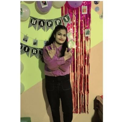 Student👩‍🎓
Foodie😋
Indian 🇮🇳 
Self obsessed 😉