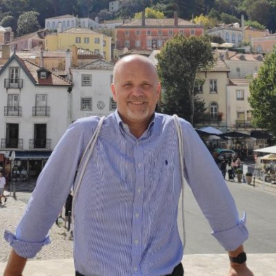 Marido de una gran mujer y padre de tres hijos maravillosos. Abogado - Socio Director de Lope Rey Asesores. Del Atleti.