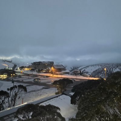 Jeneliu8's profile picture. I can snowboard