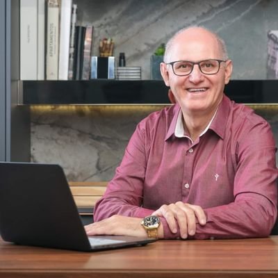 Moro em Toledo Paraná, sou Corretor de Imóveis , Administrador Imobiliária Coopagro - Formado ADM Bacharelado.
Líder Comunitário, no Jardim Coopagro-Toledo-PR.