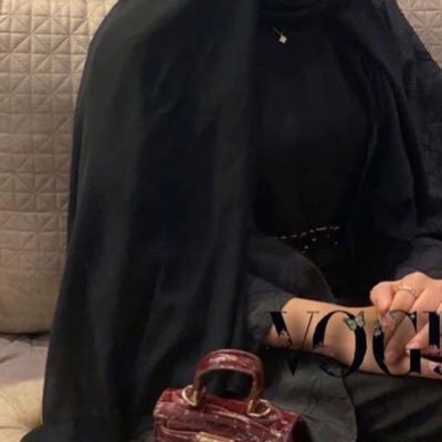 حَكت الحمامة فكُنت أنا .. ولا شجرٌ يلوذ به حمامي .
