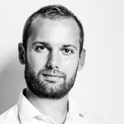 Far. Erhvervsjurist. Leder. Lektor. Chefkonsulent. Embedsmand. Iværksætter.