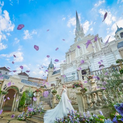 静岡市の結婚式場【 エスプリ・ド・ナチュール 】～自然な心～ と名付けられたこの場所は、結婚式のために生まれたフランスの小さな美しい街。四季の緑豊かな洋館で、心温まる“自然美のウェディング”を。静岡駅5分、静岡IC5分の好立地。新幹線でも車でもアクセス抜群！