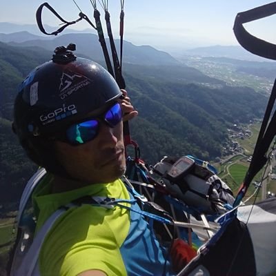 1989年、長野県でパラグライダー飛行（paragliding）してから、国内外いろんな所を飛び回りました。ヨーロッパ、北アメリカ、メキシコ、インドネシア、そして台湾。2000年に長野県青木村にＩターン。山菜やキノコを採ったり、イノシシ食べたりと飛びながら田舎ライフ楽しんでいます。