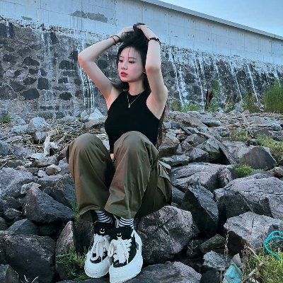 AliHuss74064936's profile picture. 被人暖一下就高热，被人冷一下就成冰，原谅我一生爱憎分明不讨巧。