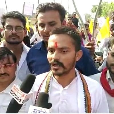 बुंदेलखंड का वीर हूं मैं, भारत मां का सपूत, सब कहते हैं महाकाल भक्त मुझे, और राम का दूत,
हर हर महादेव जय श्री राम जय जय बुंदेलखंड भारत माता की जय 🙏 7355405823