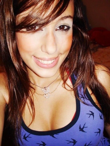 Abalou, abalou / Sacudiu, balançou / Coração é só felicidade / Abalou, abalou, isso sim / É amor de verdade...