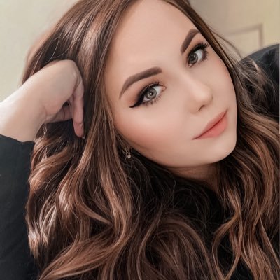 _betsyboat's profile picture. Homeware Buyer 🛍️/ Cocktail drinker & owner of Mash the Dachshund.