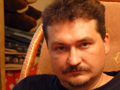 Ветер- вепрь круглоголовый рвёт на части тишину,
Он сорвать желает с неба -белолобую луну!