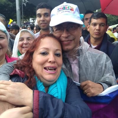 Abogada Universidad Libre de Colombia, mujer., hermana, madre y amiga que sigue soñando con que la utopía del cambio es posible.