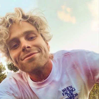 #Luke  the walls are bleeding red  #1 a beautiful dream stan  your type of mind so hard to find  i claim bad omens, bleach, + mood swings #WeLoveYouAshton