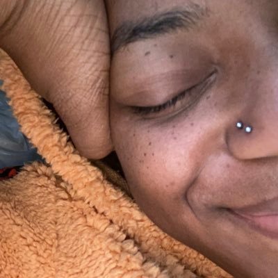 _AychElleEeee's profile picture. 