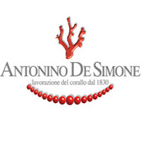 La ditta Antonino De Simone di Torre del Greco è nota per la produzione e la lavorazione artigianale di gioielli in corallo rosso, rosa e bianco.