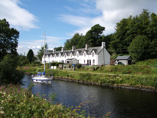 Delightful traditional holiday cottage on the banks of the idyllic Crinan Canal in Cairnbaan, Argyll on the west coast of Scotland.