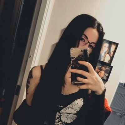 Gamer 🎮 Vegan 🌱 typ tusen hobbies 🧵 professional video editor 🎓 kattmorsa 🐱 bi men busy 🐝