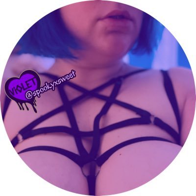 18+ spooky, sweet, sexy, & super interactive w/fans🦇adult content🔞no meet ups💜For more info & face+nsfw click the link in my bio