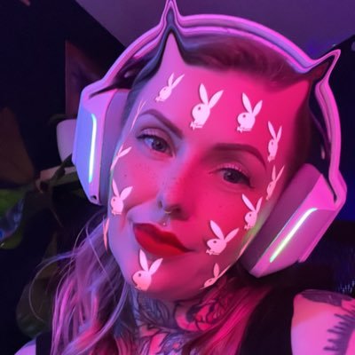 Abstract embroidery artist on Twitch. I like dogs, naked cats, plants, baking and talking about nutrition and wellness.